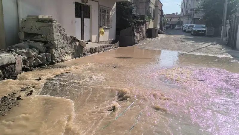 İlçede İçme Suyu Hattı Patladı, Çarşı Sular Altında Kaldı