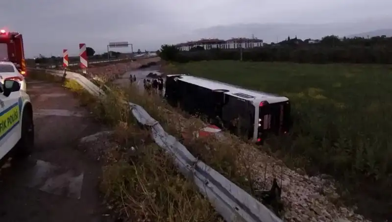 Manisa'da Yolcu Otobüsü Kazası: Çok Sayıda Yaralı Var