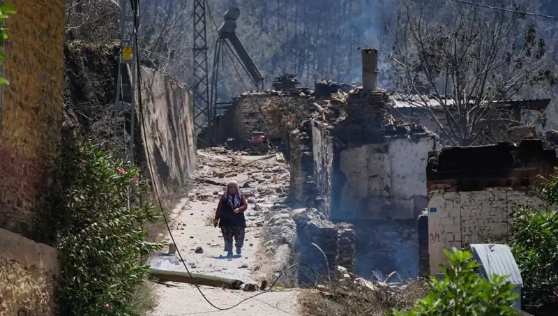 İzmir ve Bilecik'teki Yangınlar: 415 Bina Küle Döndü, Acı Bilanço Açıklanıyor