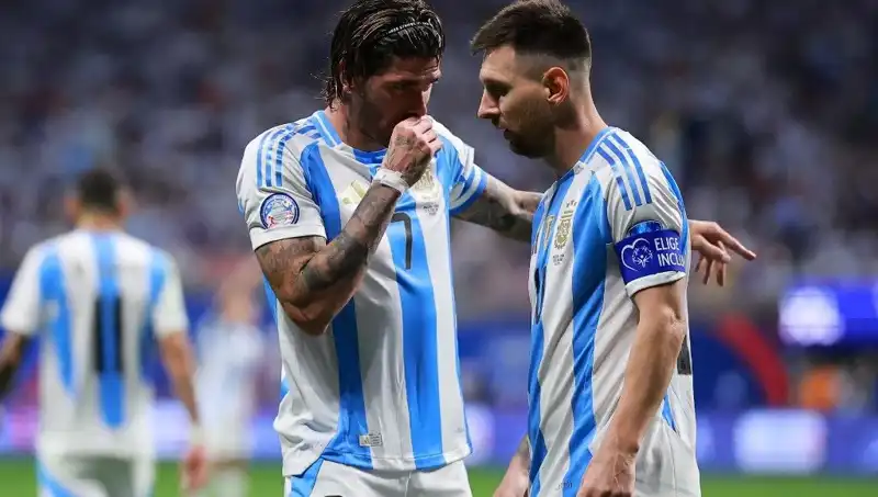 Messi ve De Paul'un Duygusal Buluşması: Futbol Dünyasında Yeni Bir Anı