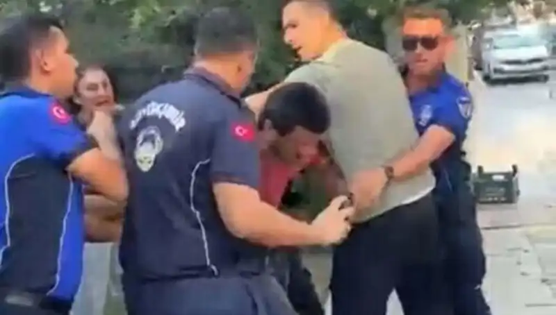 Sokak Ortasında Seyyar Satıcıya Karşı Şok Edici Dayak Olayı