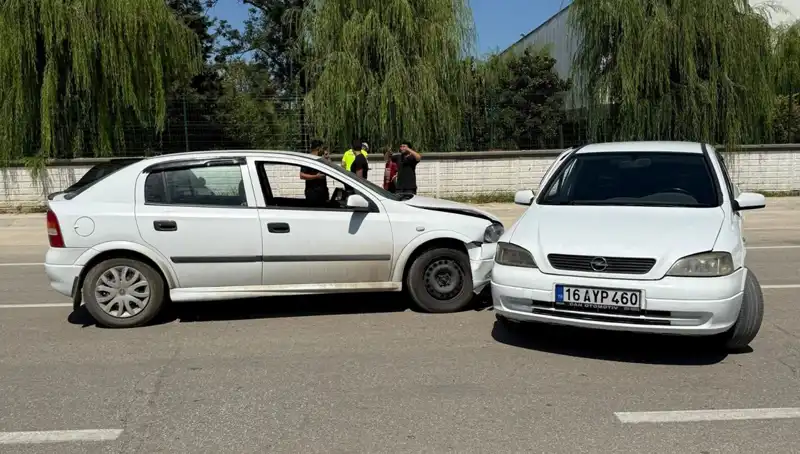 Otomobil Çarpışması: İki Araçta İki Yaralı!