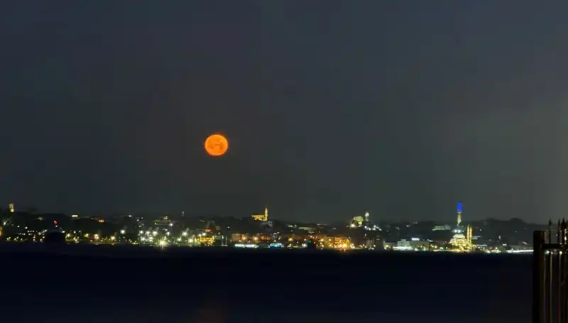 İstanbul'da Çilek Dolunayı'nın Büyüleyici Manzaraları