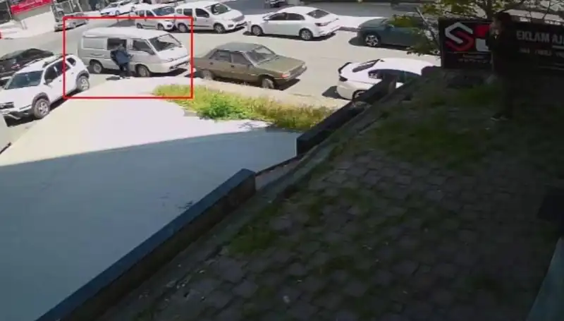 Aracını Çalmak İsteyen Hırsız Suçüstü Yakalandı: Olay Nefes Kesen Anlara Sahne Oldu