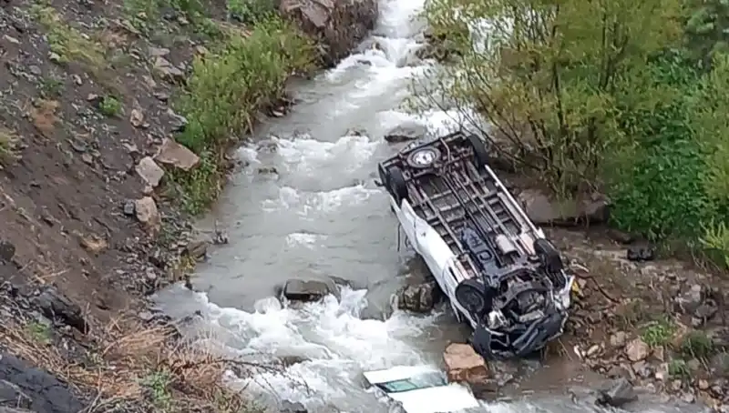 Hakkari'de Çalışanları Taşıyan Minibüs Devrildi: 2 Kişi Hayatını Kaybetti, 3 Yaralı