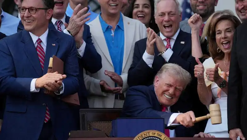 Trump'ın İmzaladığı 'Büyük, Güzel Yasa Tasarısı': Sağlık Sektöründe Neleri Değiştiriyor?