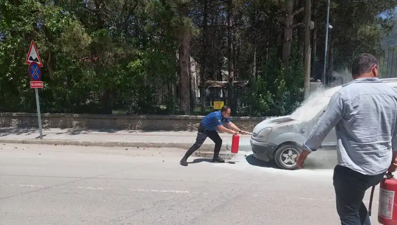 Emniyet Binası Önünde Yangın: Polis Araçtaki Alevleri Hızla Söndürdü