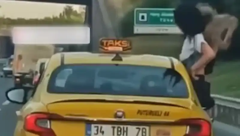 TEM Otoyolu’nda Şok Edici Görüntü: Taksiden Sarkan Gençler Güvenliği Tehdit Ediyor!