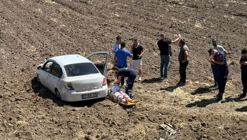 Osmaniye'de Otomobil Tarla İçine Uçtu, Üç Kişi Yaralı