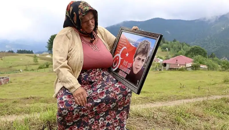 DEM Parti, Eren Bülbül'ün Annesi ile Anlamlı Bir Bayram Kutladı