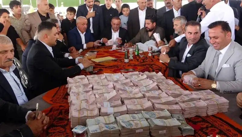 4 Saat Süren Takı Töreni: Aşiret Düğününde Altın ve Para Şöleni