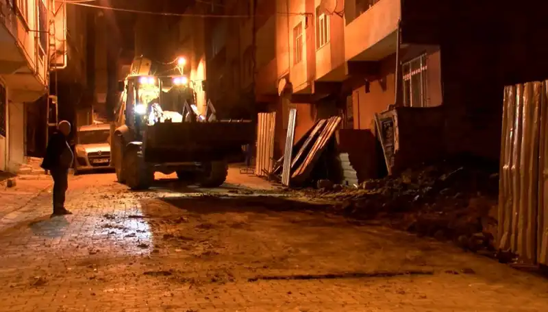 Bağcılar’da Yana Doğru Eğilen Bina İnceleme Altında, İlgili Kurumlar Boşalttı!