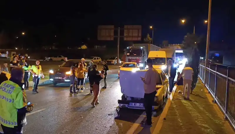 Otoyolda Geri Dönüş Kazası: İkisi Çocuk Dört Yaralı