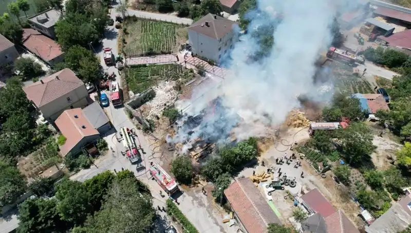 Arnavutköy'de Yangın Faciası: Saman Balyaları Kül Oldu