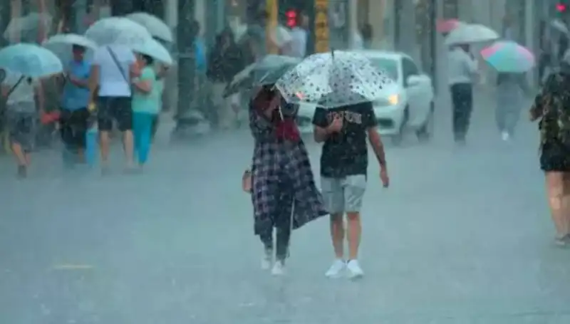 Meteoroloji'den Uyarı: Yangın Bölgesinde Rüzgar, İstanbul'da Sağanak Yağış Bekleniyor
