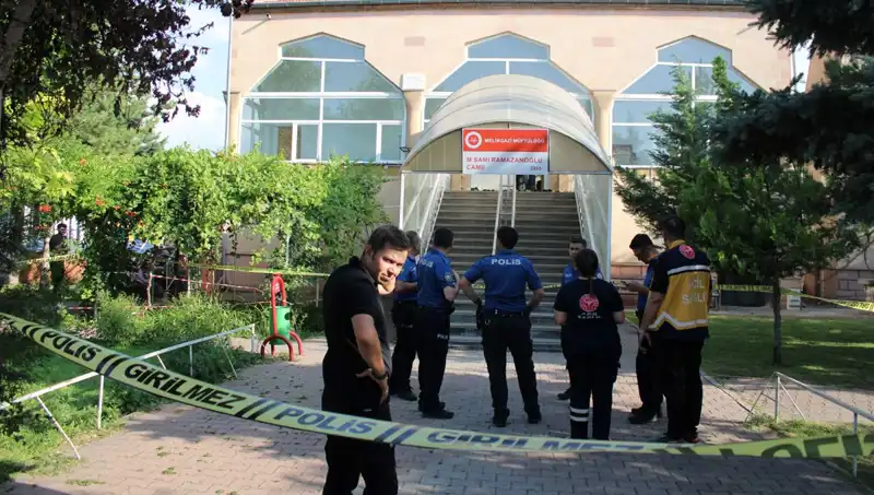 Dinsel Tören Sırasında Dehşet: Namazda Boğazını Kesti