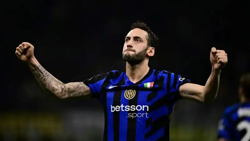 Hakan Çalhanoğlu İtalya'daki Takımı İçin Harekete Geçti