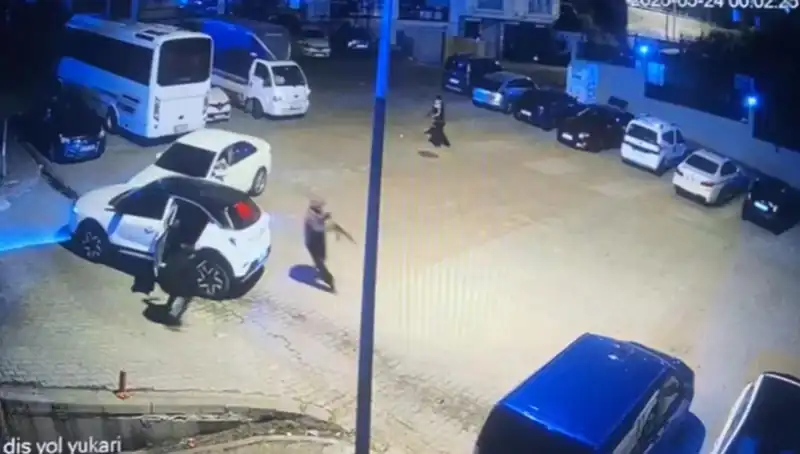 Kağıthane'de Kalaşnikoflu Saldırı: Maskeli Hırsızların Dehşet Anları