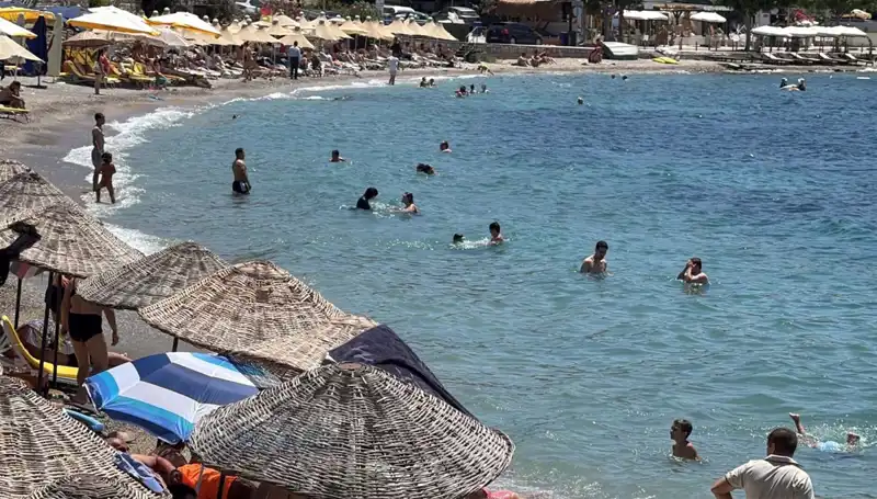 Sıcak Havalara Rağmen Plajlar Dolu: Hava 36 Dereceyi Buldu!