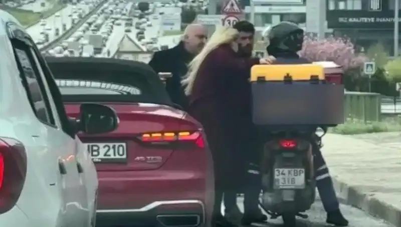 D-100'de Korku Dolu Anlar: Motokuryeye Silah Çeken Adam Gözaltına Alındı