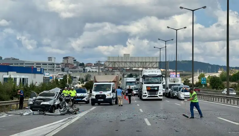 Otoyolda Trafigi Durduran Kaza: Üç Kişi Araçta Sıkıştı