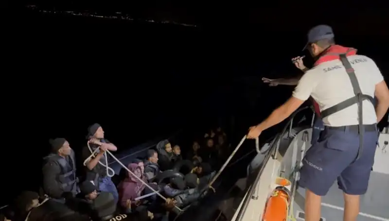 Çeşme Açıklarında Bir Kurtarma Operasyonu: 42 Kaçak Göçmen Hayata Döndü