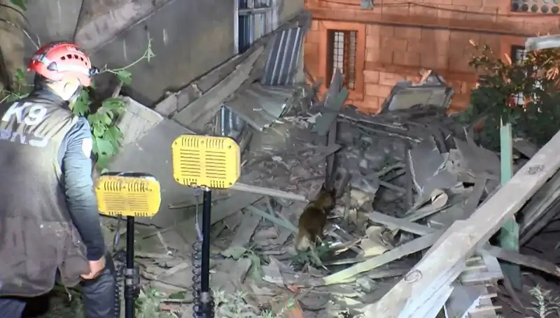 İstanbul'da Deprem Sonrası Çöken Bina, Yerleşim Yerlerini Tehdit Ediyor