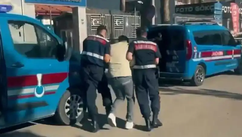 Türkiye'de 10 İlde Büyük Suç Operasyonu: 74 Gözaltı