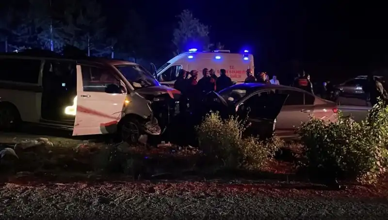 Ters Yön Kazasında Kafa Kafaya Çarpışma: Can Kaybı ve Yaralılar