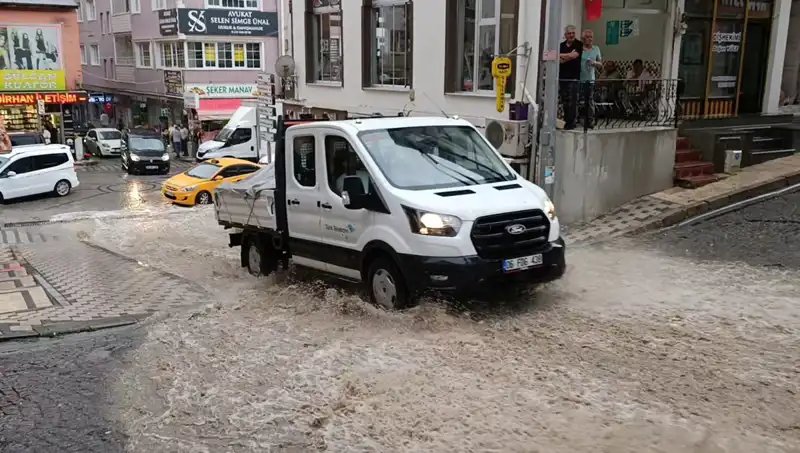 10 Dakikalık Sağanak, Şehirde Su Baskınlarına Yol Açtı