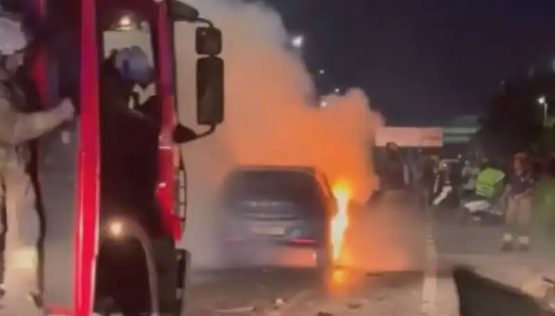 Otoyolda Korkutan Kaza: Araç Bariyerlere Çarpıp Alev Alev Yandı