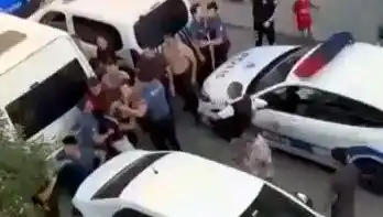 Sosyal Medyada Patlak Veren Kavga Sokaklarda Büyüdü: 4 Yaralı, 2'si Polis