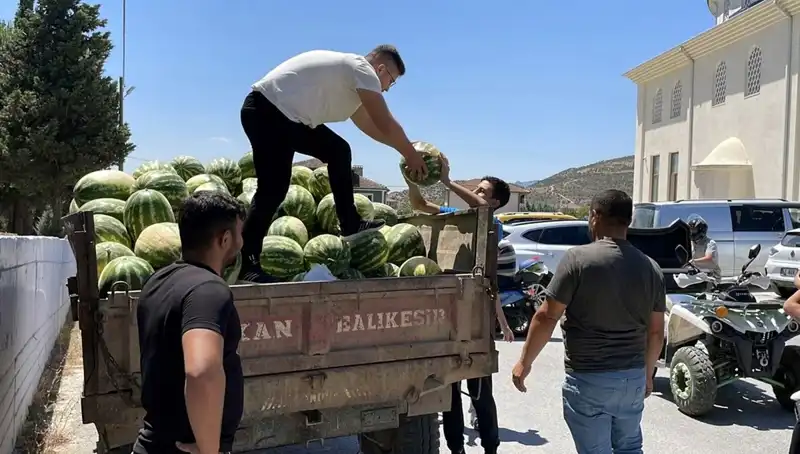 Karpuz Festivali: Tonlarca Karpuzu Ücretsiz Dağıtan Sağlık Derneği
