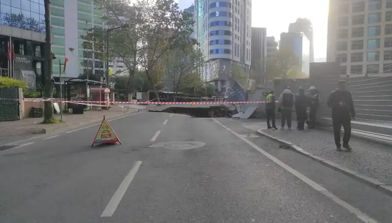 Sarıyer'de Ani Yol Çökmeleri, Trafikte Kaos Yarattı!