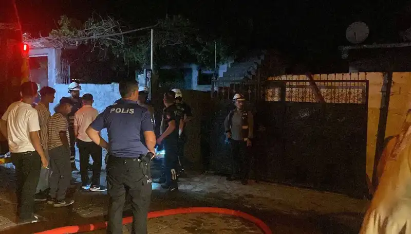Ailesinin Evini Yakan Genç Linçten Polisin Müdahalesi ile Kurtuldu