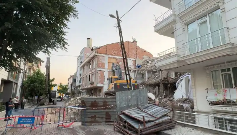 Yıkılan Binanın Elektrik Kabloları Koptu: İki Sokak Karanlıkta Kaldı