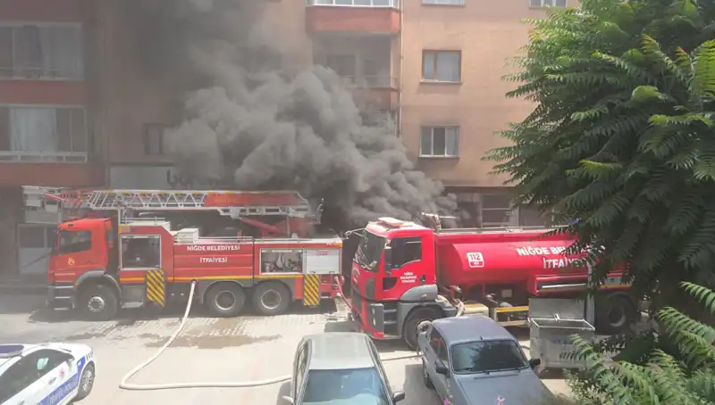 Niğde'de Beyaz Eşya Deposunda Çıkan Yangın Panik Yarattı