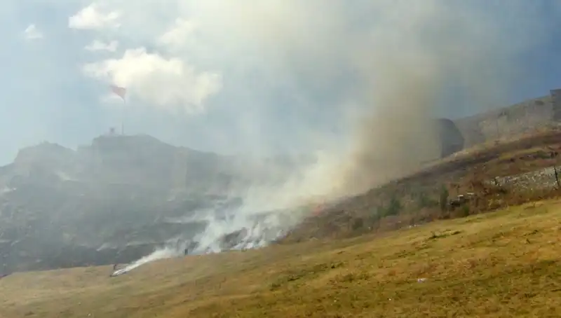 Kars Kalesi'nde Anız Yangını: Tarihi Zenginlik Tehlikede!