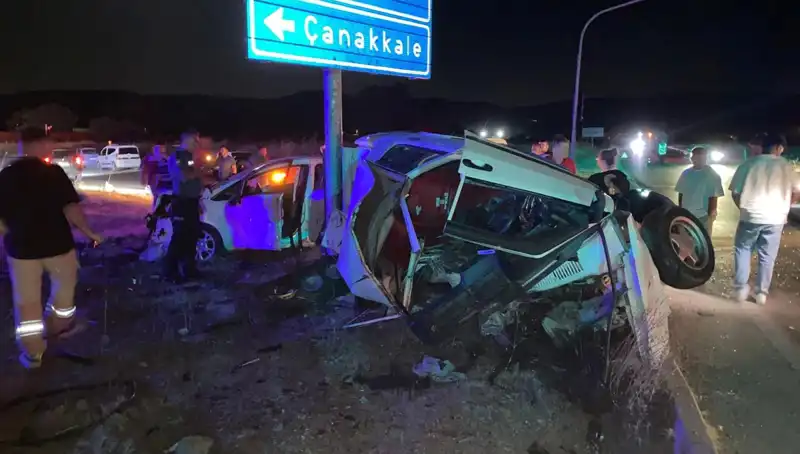 Çanakkale'de Feci Kaza: İki Otomobil Çarpıştı, Yaralılar Hayatta Kalma Mücadelesi Veriyor