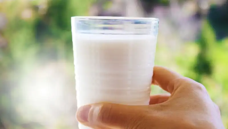 Süt Tüketimi Şişkinlik Yapar mı? Uzmanından Çarpıcı Açıklamalar!