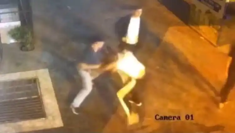 İstanbul'un Sokaklarında Tekmeli ve Yumruklu Kavga: Olay Anları Kamerada!