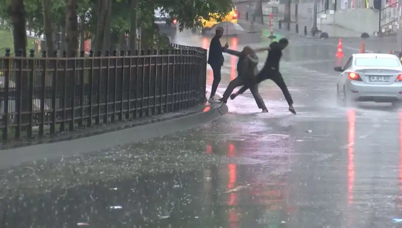 İstanbul ve İzmir İçin Turuncu Kodlu Alarm: Meteorolojiden Önemli Uyarılar!