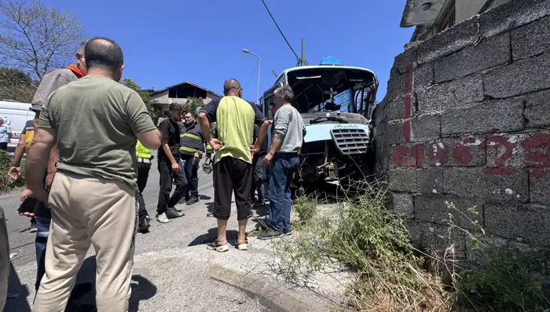 Minibüsün Duvara Çarpması Sonucu 14 Kişi Yaralandı, Olay Yerinde Panik!