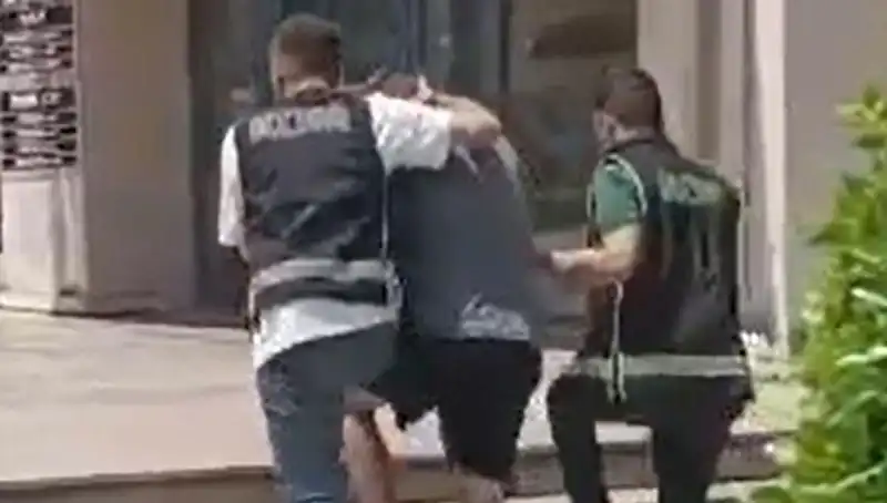 Turistler Sahte Dövizle Alışveriş Yaparken Sınır Dışı Edildi!