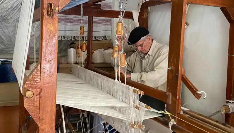 62 Yıldır Dokuma Sanatını Yaşatan Usta: İpliklerden Eserler Yaratan El Sanatçısı