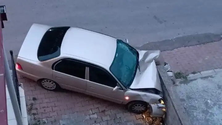 Kontrolü Kaybeden Araç Duvara Çarptı: Olayın Ardındaki Gerçekler Neler?