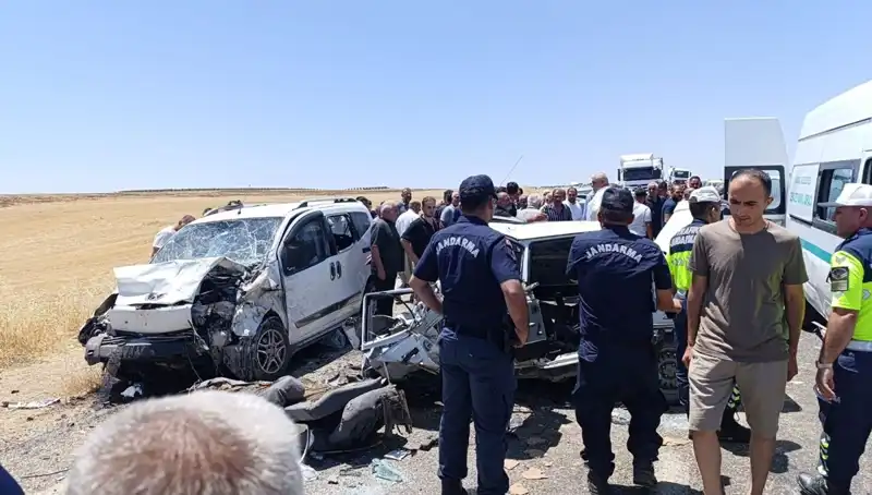 Şok Edici Kaza: Otomobil ve Hafif Ticari Araç Çarpıştı, 4 Can Verdik