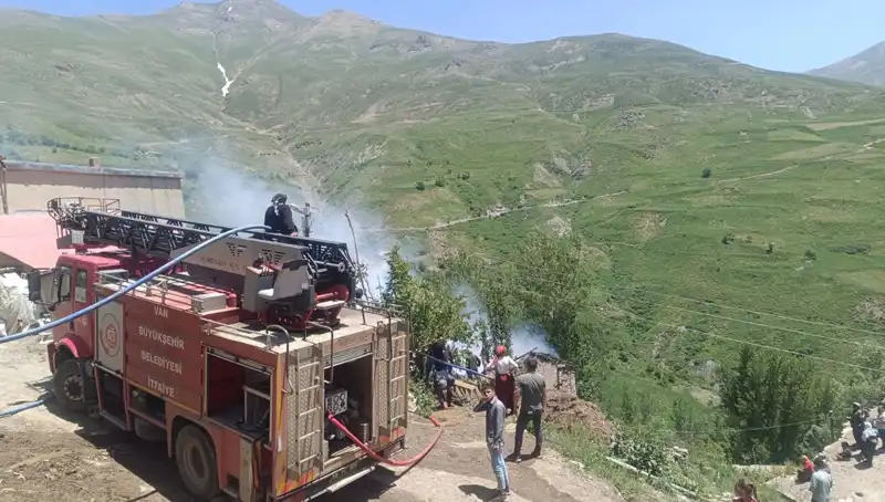 Van'da Trajik Yangın: Evde Hayatını Kaybeden Çocuk Kimliğiyle Yürekleri Dağladı