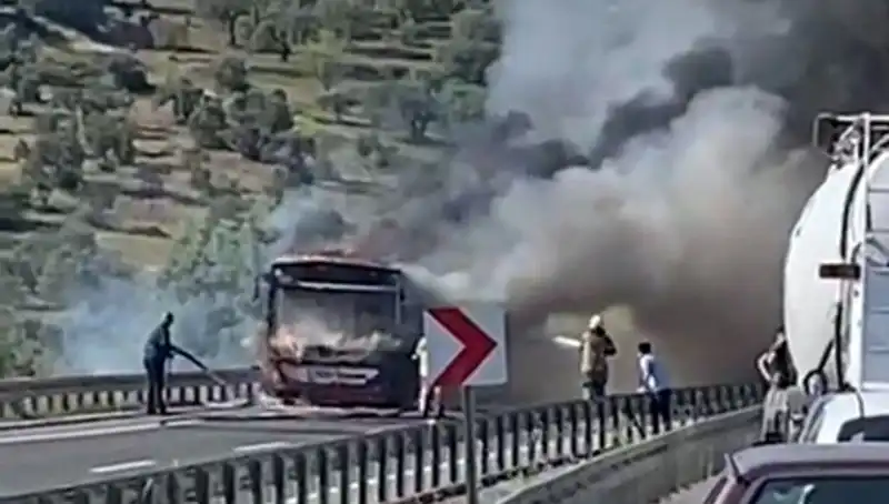 İzmir'de Belediye Otobüsü Alev Alev Yandı: Yolculara Ani Tahliye Uygulandı
