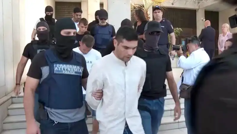 Atina’da Şok Edici Cinayet: Profesörün Eski Eşi ve 5 Kişi Gözaltında